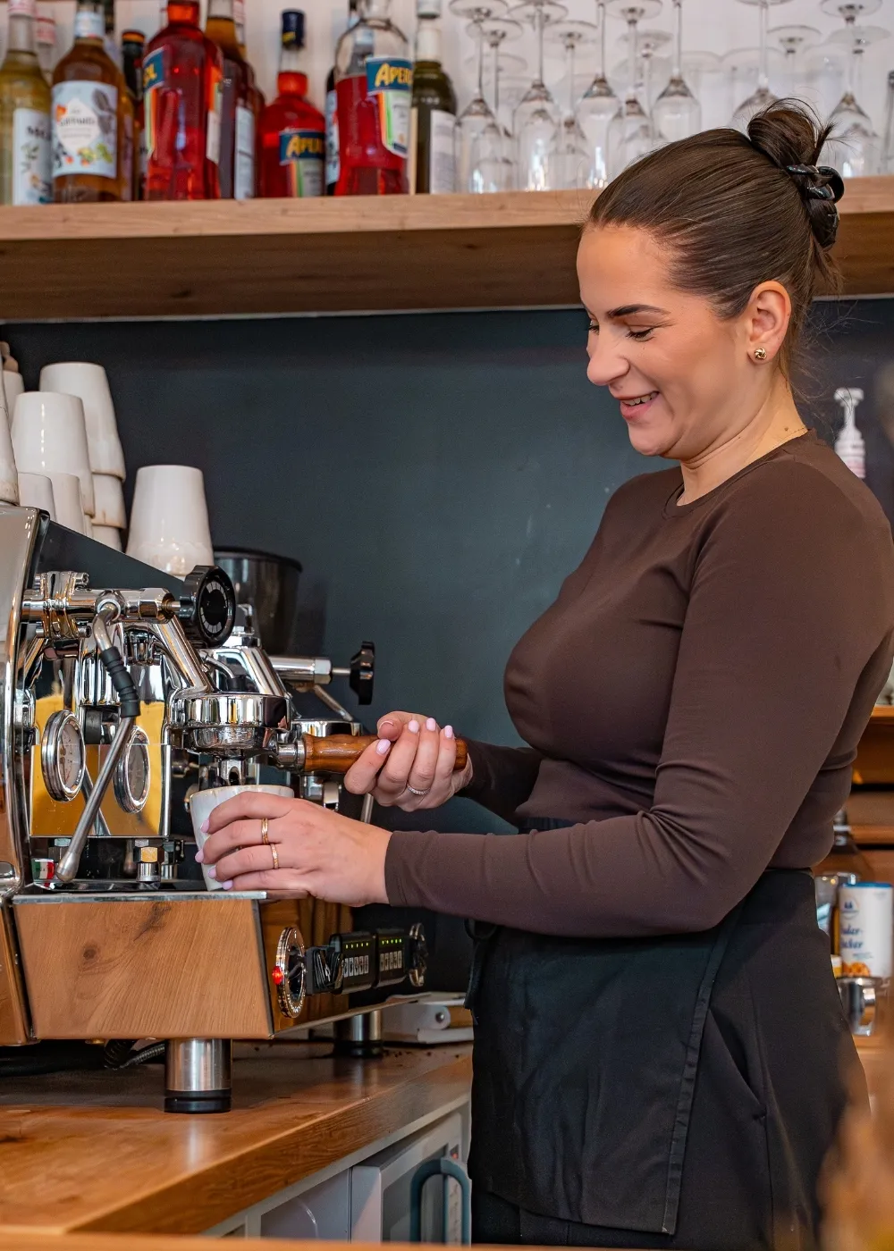 Barista an der Kaffeemaschine beim Zubereiten eines Kaffees