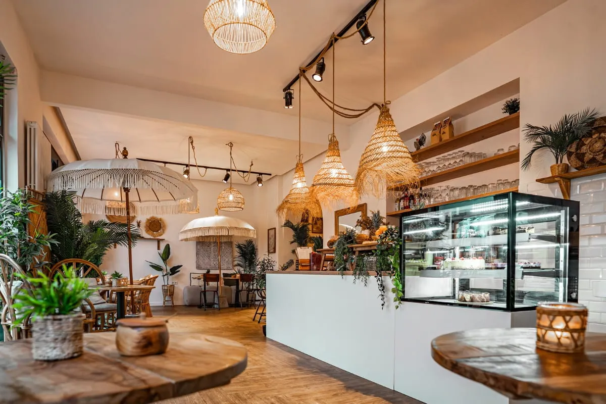 Eingangsbereich mit Theke und Tagesangebot