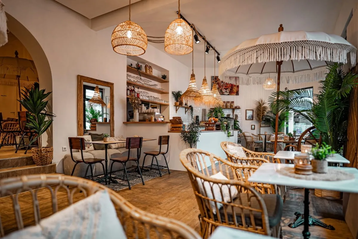 Theke im Sorella Buer mit Kuchenauslage und Kaffeemaschine