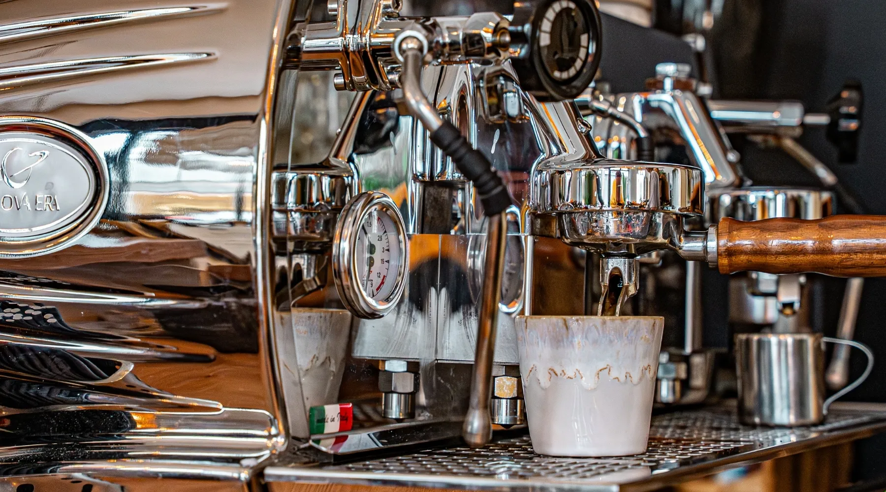 Siebträgermaschine an der Kaffeebar