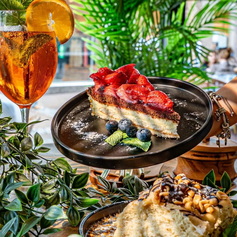 Frühstücksteller mit frischem Obst und Gebäck