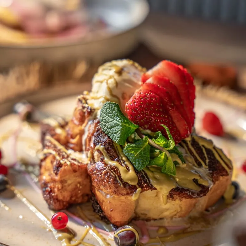 Frühstücksteller mit frischen Zutaten auf hellem Geschirr